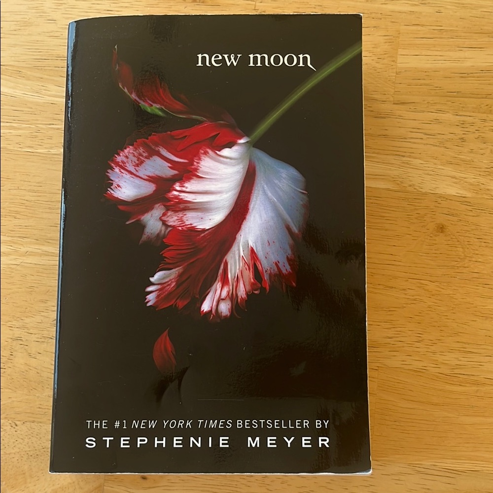 New Moon by Stephenie Meyer Book